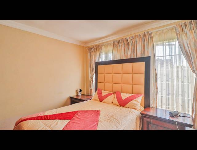 2 BEDROOM TOWNHOUSE FOR SALE IN MAGALIESBERG COUNTRY ESTATE